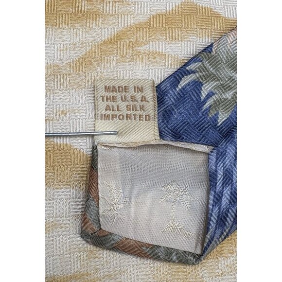 TOMMY BAHAMA Tie Men's 100% Silk 61" Yellow Blue Green Floral Trees Scenic GUC - Picture 7 of 9